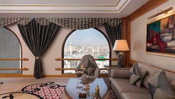 Penta Duplex Suite Haram View with Two King Beds | Literie de qualité supérieure, minibar, coffres-forts dans les chambres