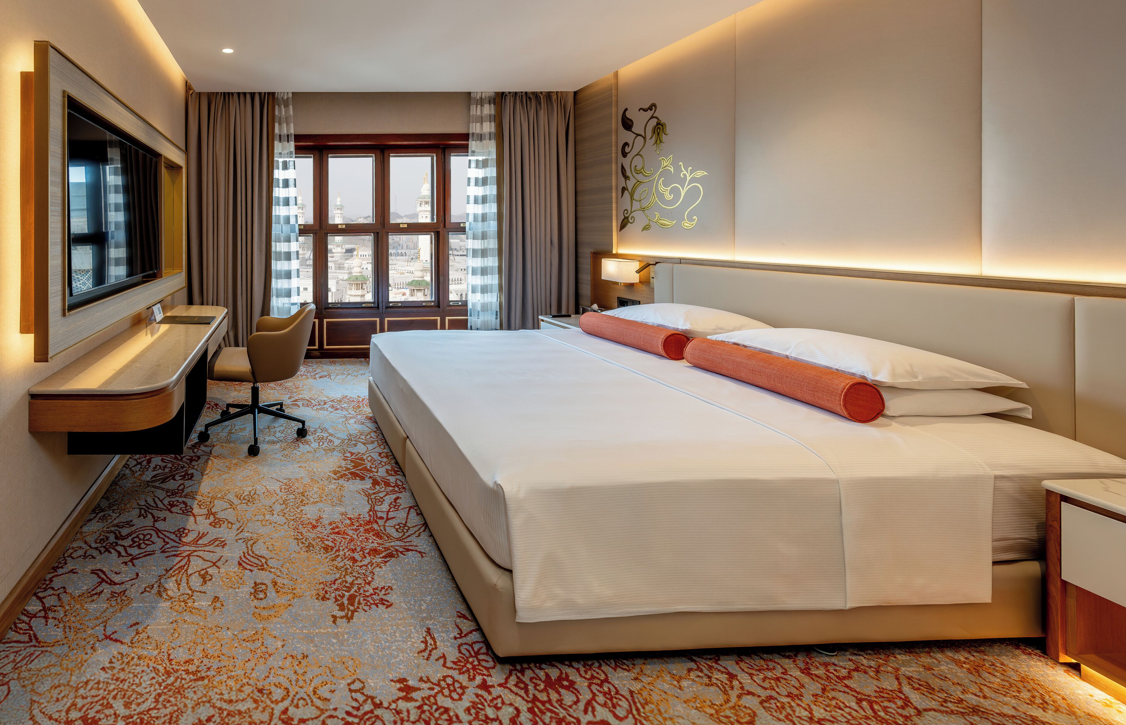 Sengetøy av topp kvalitet, minibar, safe på rommet og skrivebord