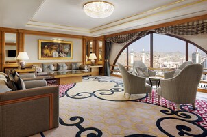 Royal Suite Partial Kaaba View \-VIP Lounge Access | Wohnzimmer | 37-Zoll-LCD-Fernseher mit Satellitenempfang, Fernseher