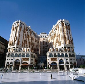 Un edificio grande y simétrico con una cúpula central y dos alas.