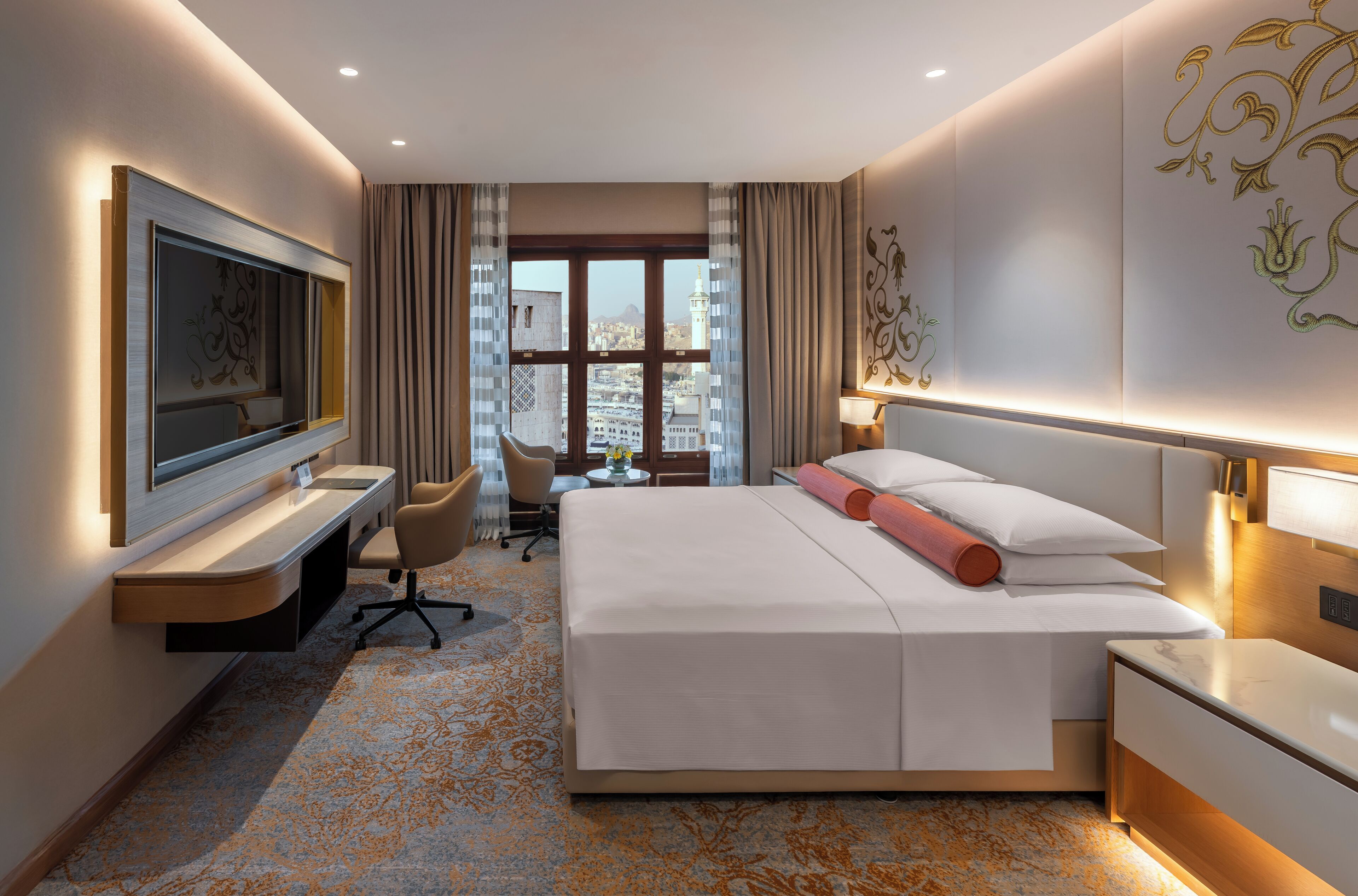 Deluxe Twin Suite Partial Kaaba View with Living Room-VIP Lounge Access | Sengetøy av topp kvalitet, minibar, safe på rommet og skrivebord