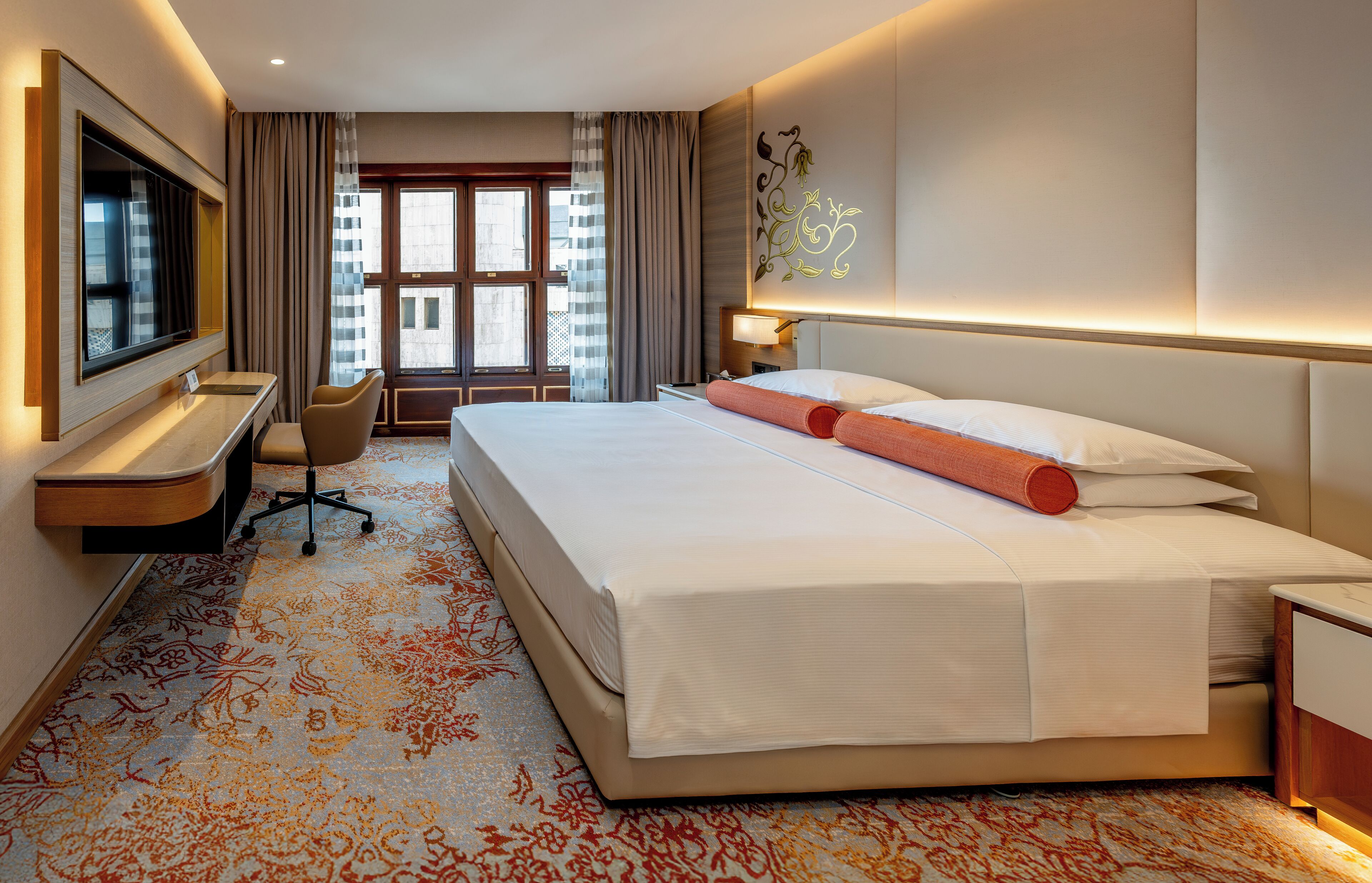 Sengetøy av topp kvalitet, minibar, safe på rommet og skrivebord