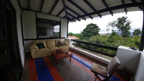 Chambre Supérieure, 1 grand lit, balcon, vue montagne | Balcon