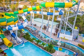 Un parc aquatique doté de nombreux toboggans et de plusieurs piscines.