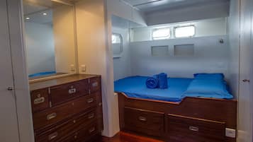 Huis, meerdere bedden, uitzicht op oceaan (Cruise Boat) | Een bureau, gratis wifi