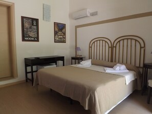 In-room safe, desk, free WiFi