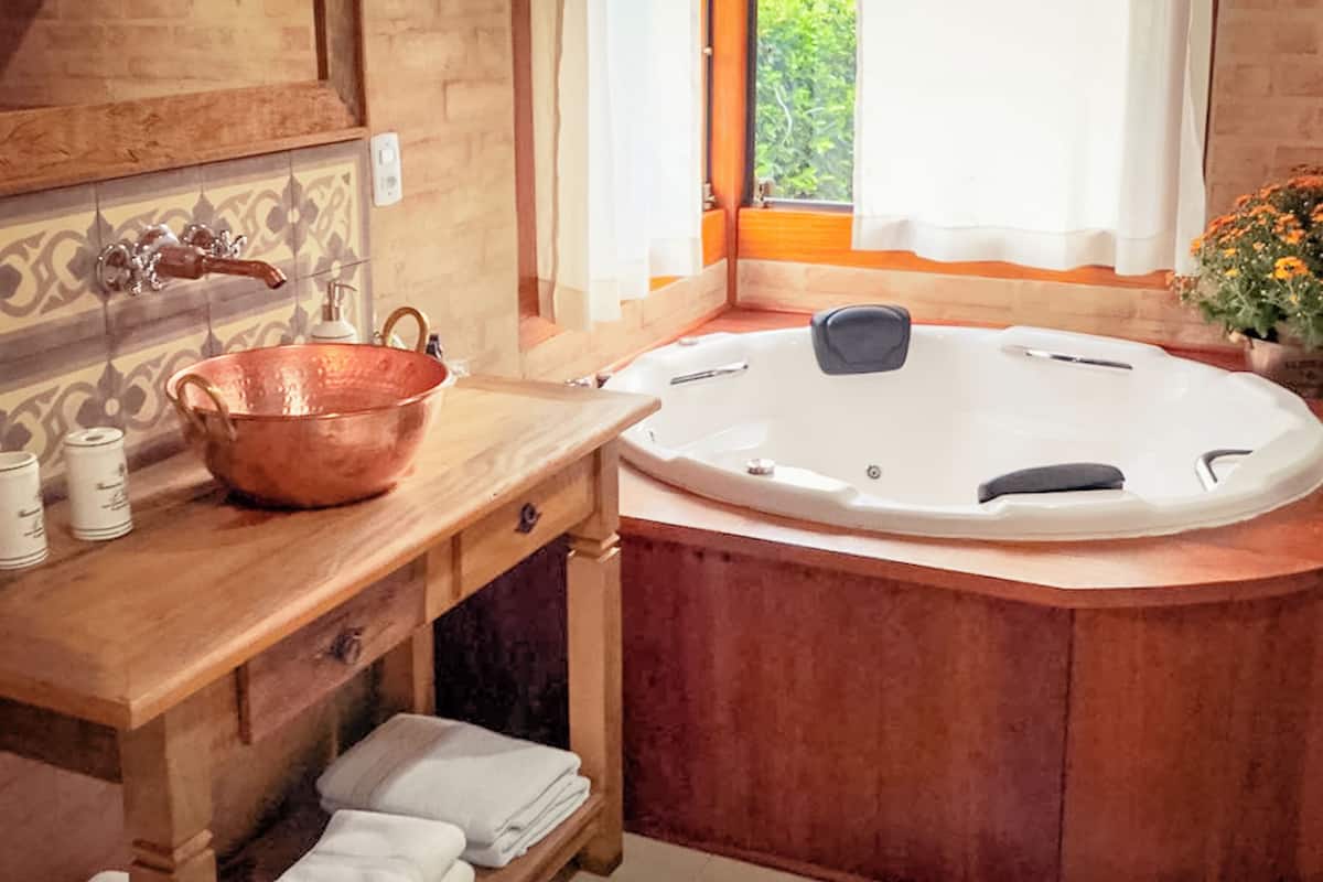 luxury chalet, hot tub | private spa tub