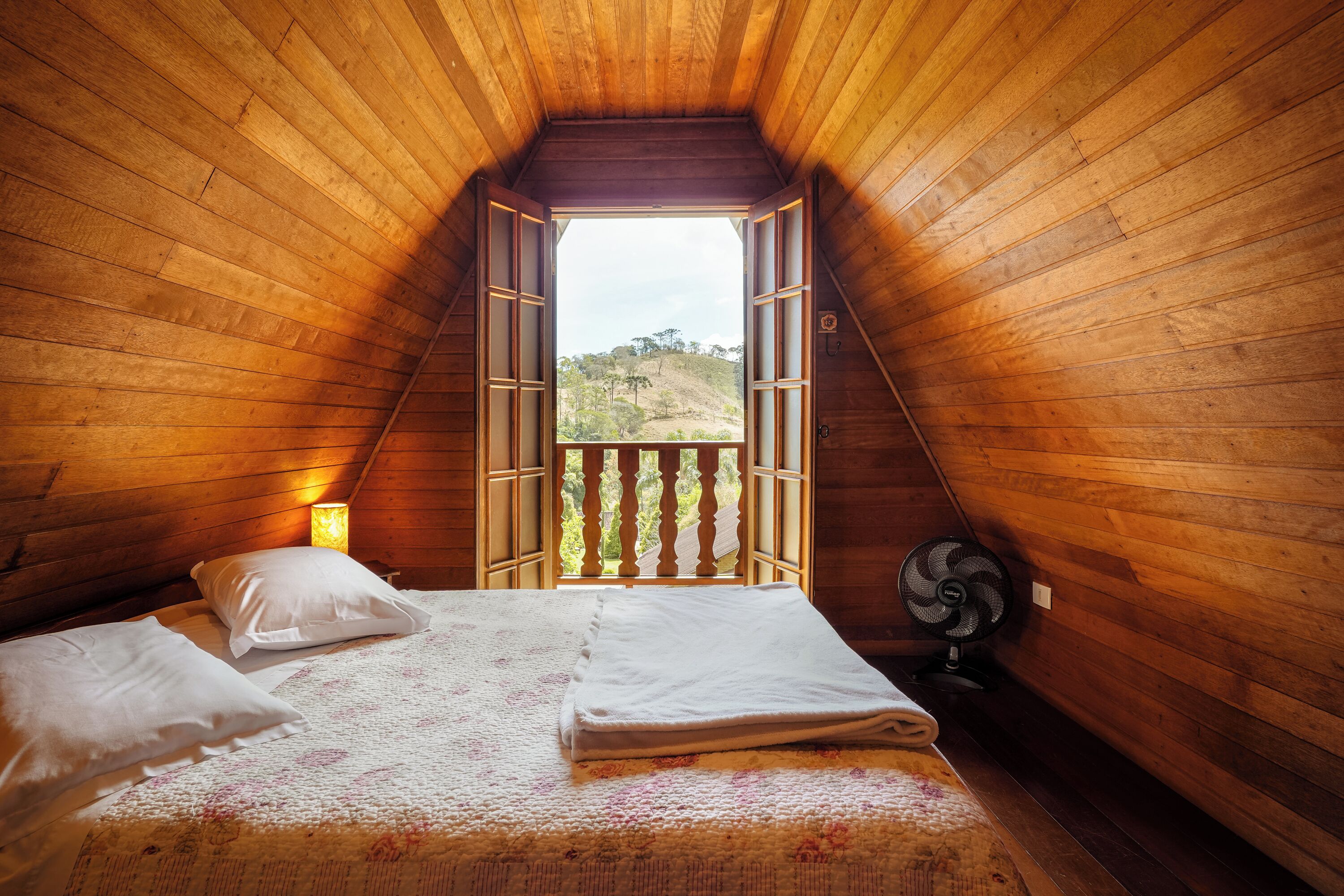 高級小木屋 | 迷你吧、書桌、免費 Wi-Fi、床單