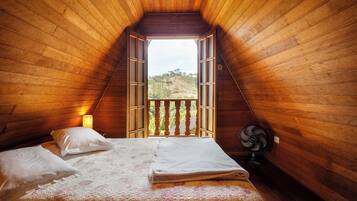 Chalé superior | 1 quarto, frigobar, escrivaninha, Wi-Fi de cortesia