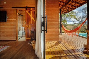 Chalé exclusivo, banheira de imersão | Frigobar, escrivaninha, Wi-Fi de cortesia, roupa de cama