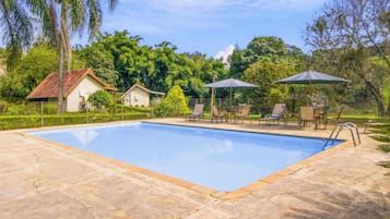 Piscina interna, piscina externa, guarda-sóis, espreguiçadeiras