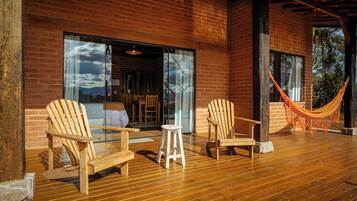 Exclusive-Chalet, Whirlpool | Wohnbereich | 40-Zoll-LED-Fernseher mit Kabelempfang, Kamin