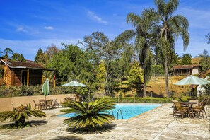 Piscine couverte, piscine extérieure, parasols de plage, chaises longues