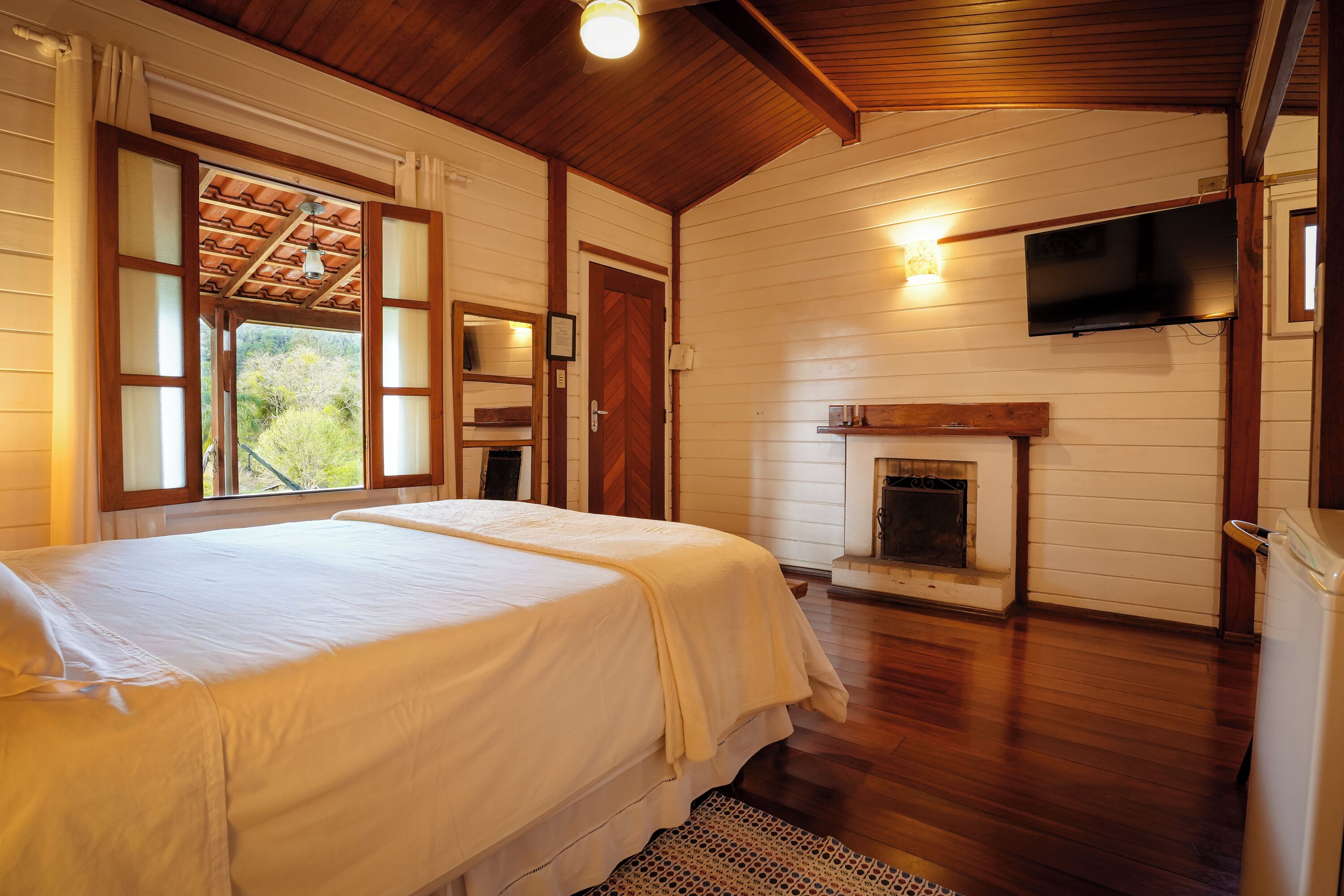 Minibar, escritorio, wifi gratis y ropa de cama 