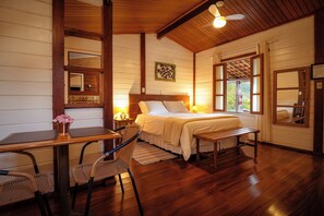 Comfort chalet | Een minibar, een bureau, gratis wifi, beddengoed