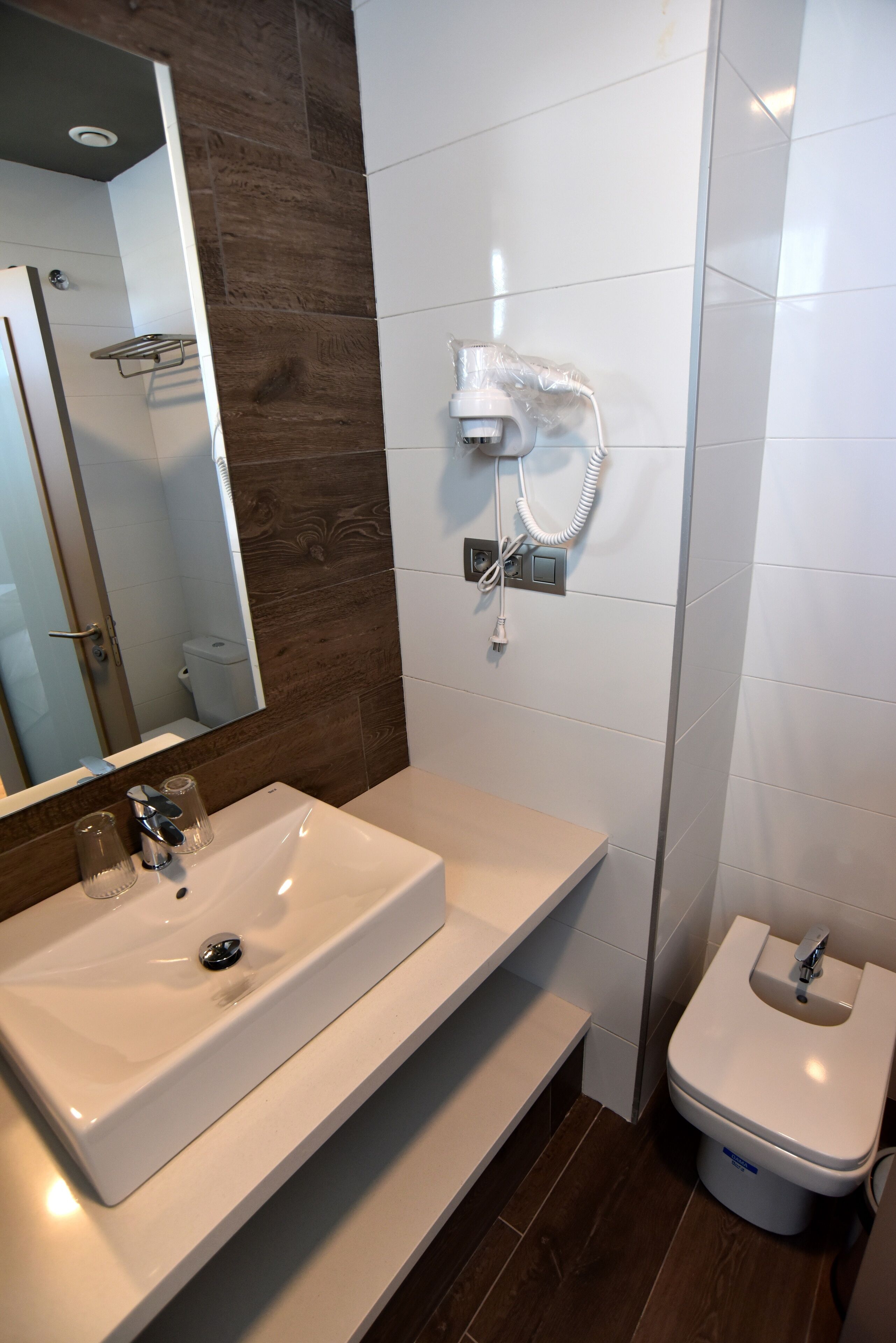 shower, rainfall showerhead, free toiletries, hair dryer