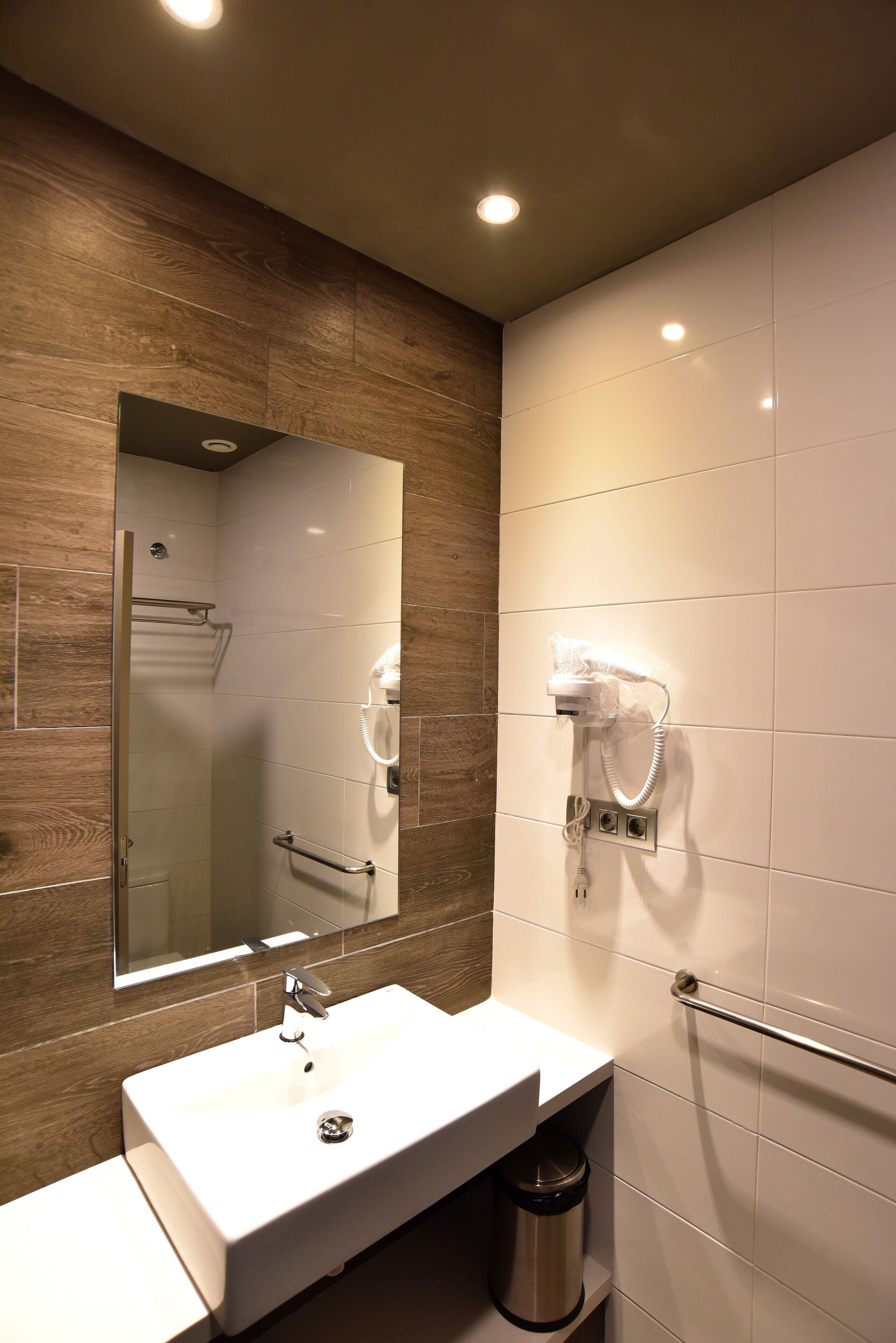 shower, rainfall showerhead, free toiletries, hair dryer