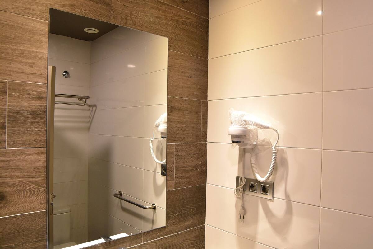 shower, rainfall showerhead, free toiletries, hair dryer