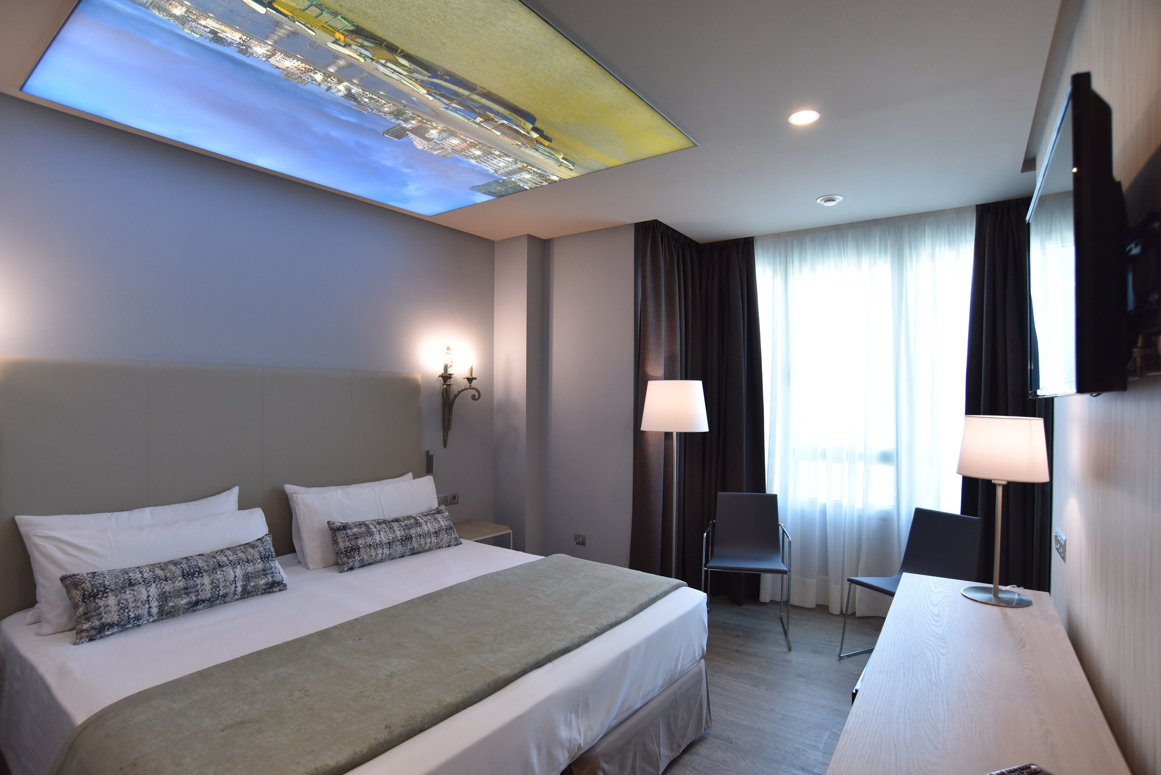 standard twin room | 1 bedroom, in-room safe, desk, laptop workspace