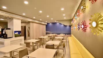 Dagelijks ontbijtbuffet (EUR 8 per persoon)