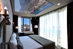 房內夾萬、書桌、手提電腦工作空間、遮光窗簾/窗簾