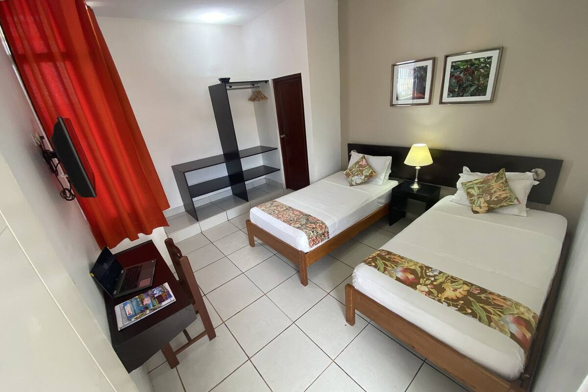 Quarto casal básico | Escrivaninha, Wi-Fi de cortesia, roupa de cama