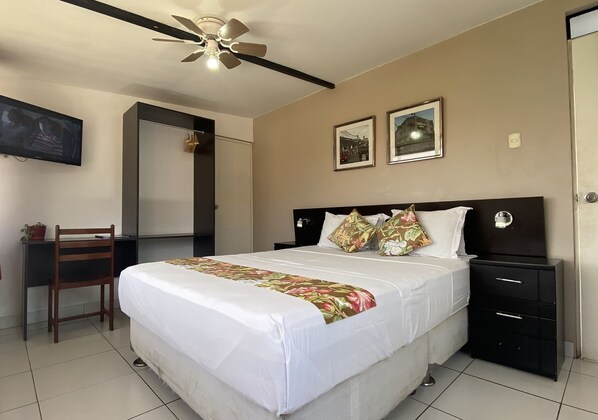 Quarto casal standard | Escrivaninha, Wi-Fi de cortesia, roupa de cama