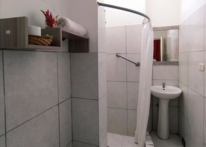 Quarto casal básico | Banheiro | Chuveiro, produtos de toalete grátis, toalhas de banho