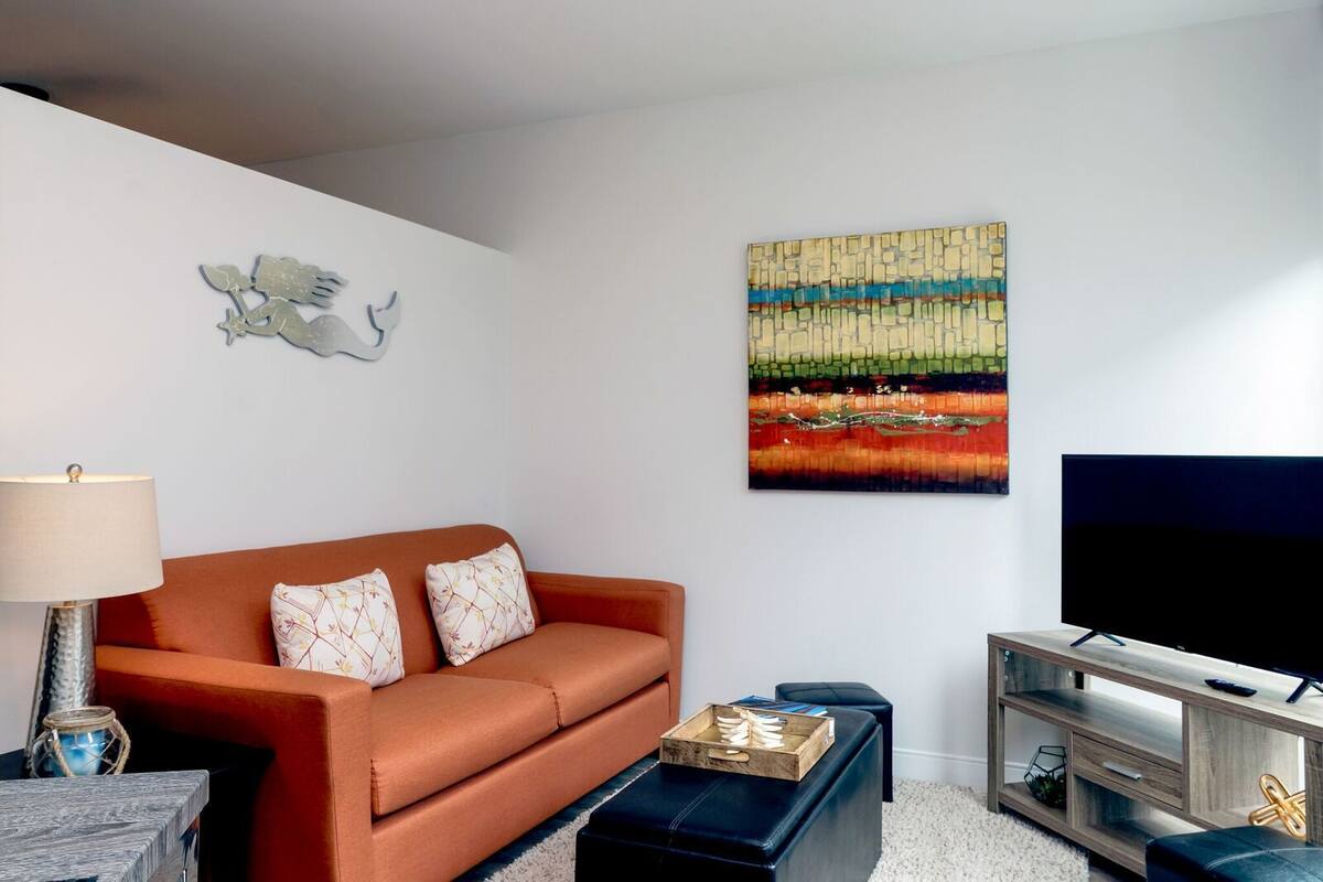 Deluxe Apartment, 1 Queen Bed (503) | Living room | Flat-screen TV