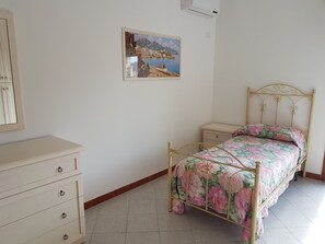 Desk, free WiFi - Deltamartini (Trapani)