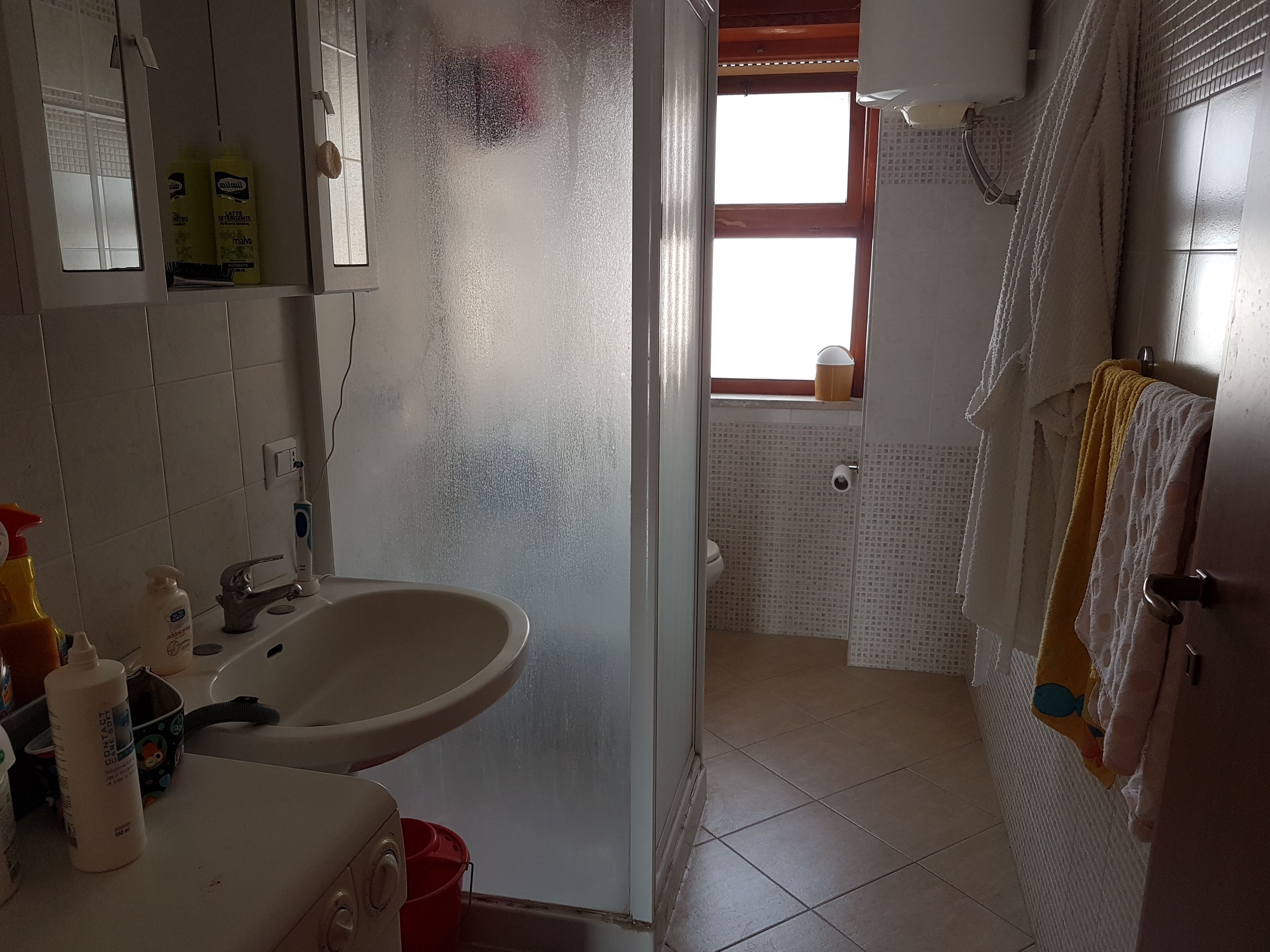 Quarto, banheiro compartilhado | Banheiro | Banheira e chuveiro separados, toalhas de banho