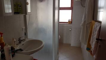 Quarto, banheiro compartilhado | Banheiro | Banheira e chuveiro separados, toalhas de banho