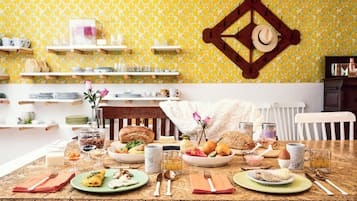 Café da manhã com buffet grátis todos os dias
