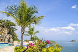 2 outdoor pools