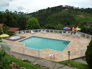 Piscina all'aperto, ombrelloni da piscina, lettini