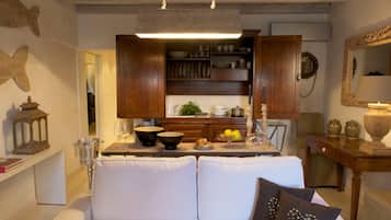 Suite junior, 2 habitaciones, vista a la ciudad | Ropa de cama de alta calidad, minibar, escritorio y insonorización