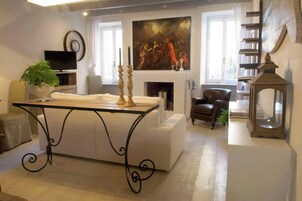 Ropa de cama de alta calidad, minibar y escritorio 