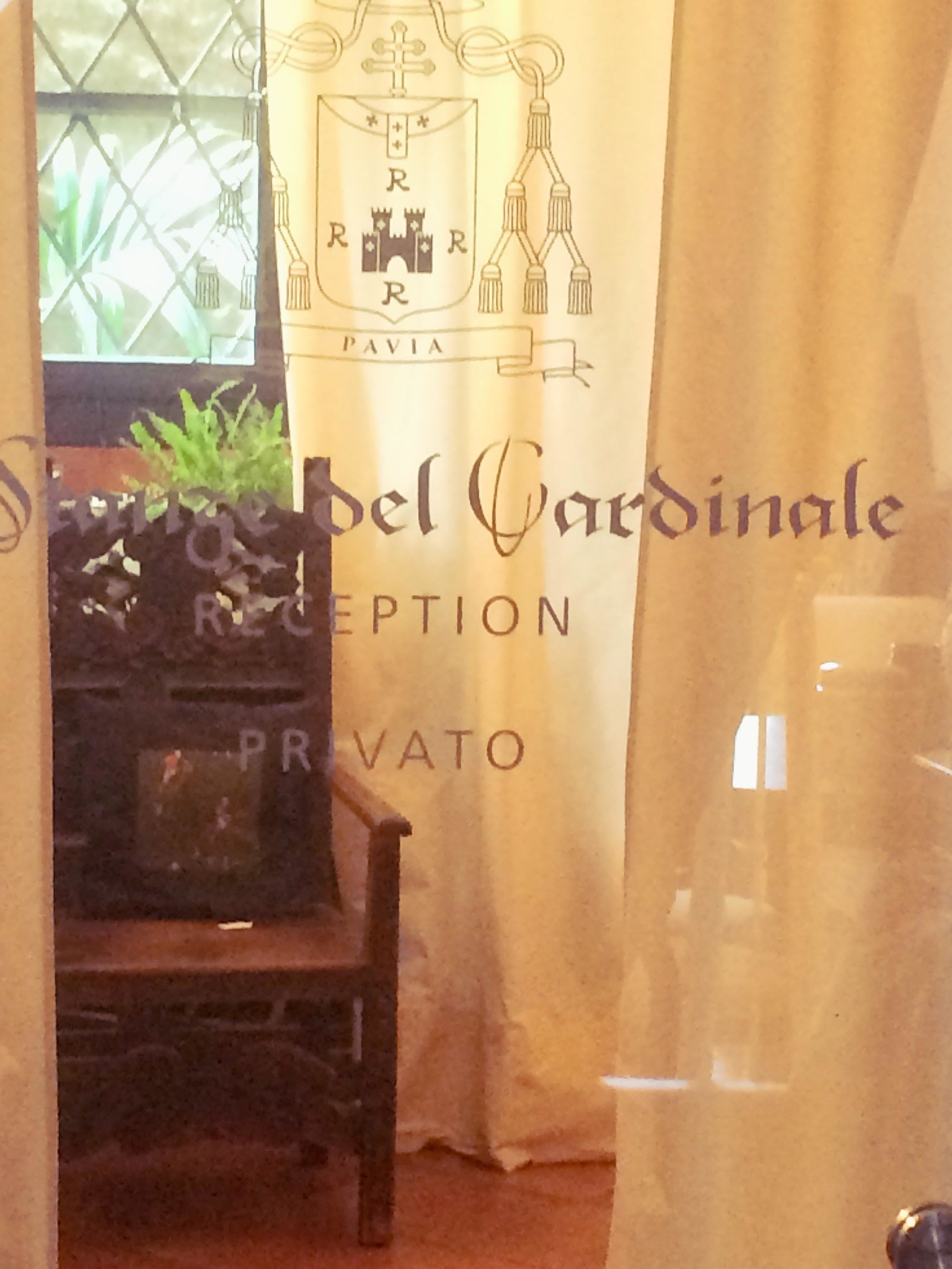 Uma área de recepção com uma placa que diz 'Hotel Cardinale Reception Privato'.