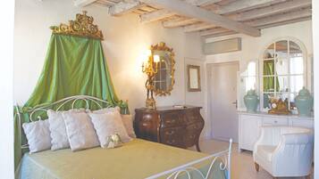 Doppia Standard, vista città (Terzo Piano - Third Floor) | Biancheria da letto di alta qualità, minibar, una scrivania