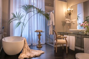 Deluxe Double Room, City View | Bathroom | Jetted tub, free toiletries, hair dryer, bathrobes - Arnaboldi Palace (Pavia)