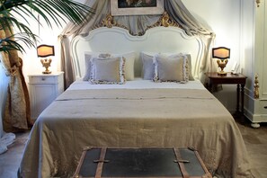 Ropa de cama de alta calidad, cubrecamas y minibar 