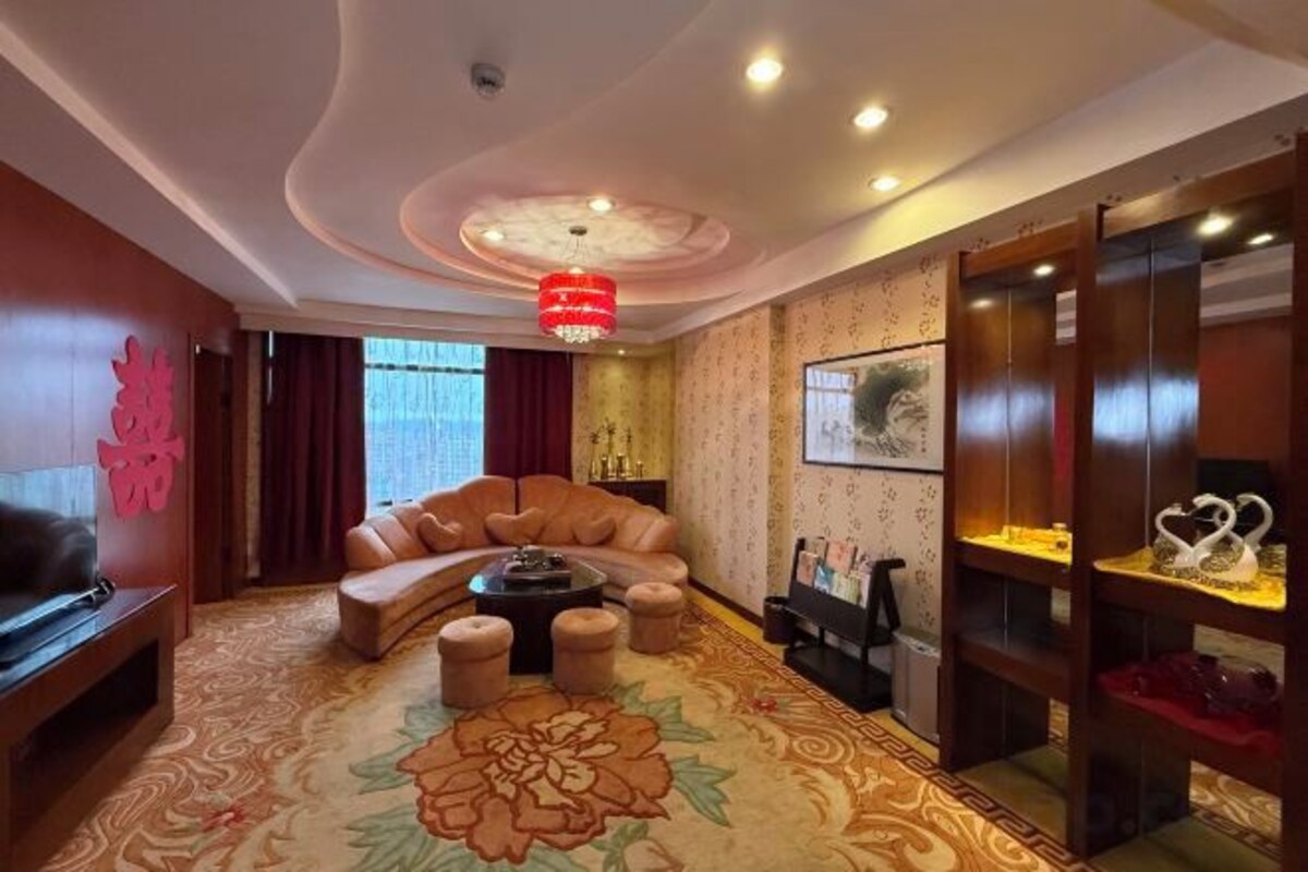 Honeymoon Suite (Main Building)