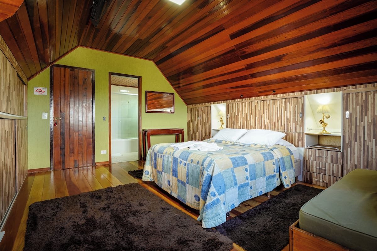 Deluxe Room | Blackout curtains, free WiFi