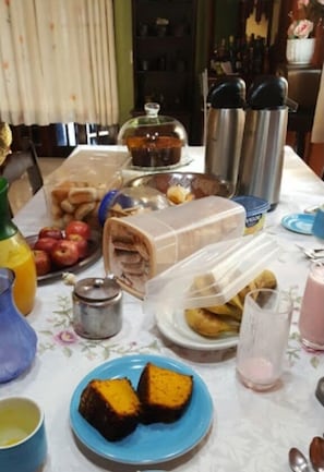 Café da manhã continental grátis todos os dias