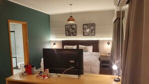 Suite – superior | Safe på rommet, skrivebord, blendingsgardiner og wi-fi (inkludert)