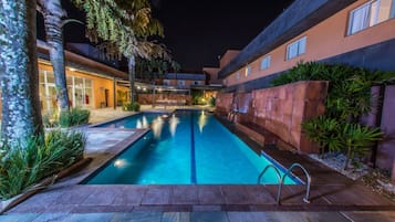 Piscina externa, funciona das 6h às 22h, espreguiçadeiras