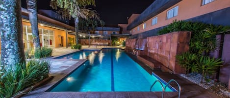 Hồ bơi ngoài trời, mở cửa từ 6:00 đến 22:00, ghế dài tắm nắng