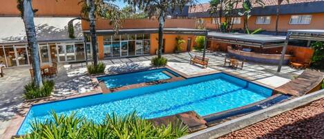 Kolam renang terbuka, kerusi lepak pantai