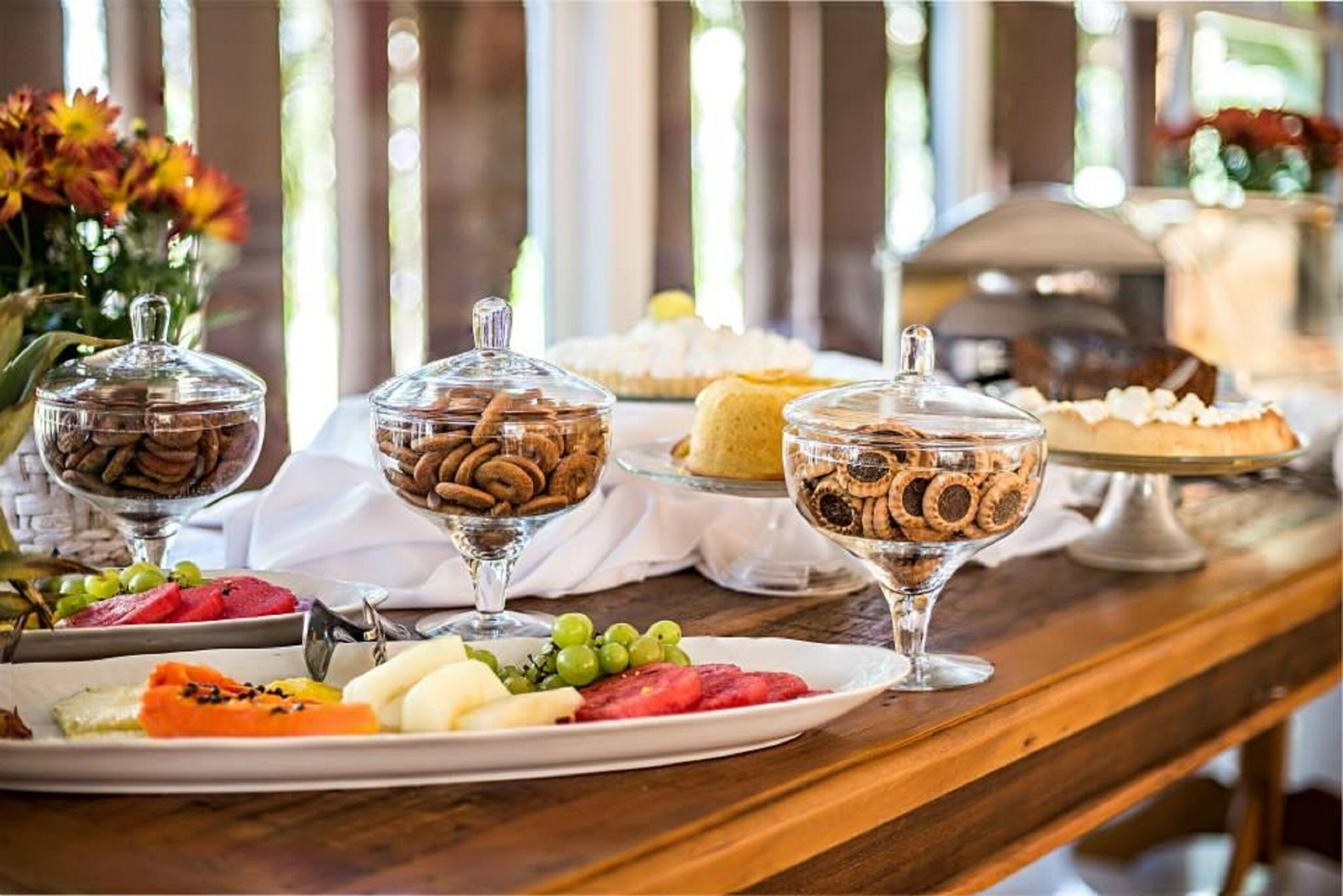 Una mesa de buffet con diversos postres y frutas.
