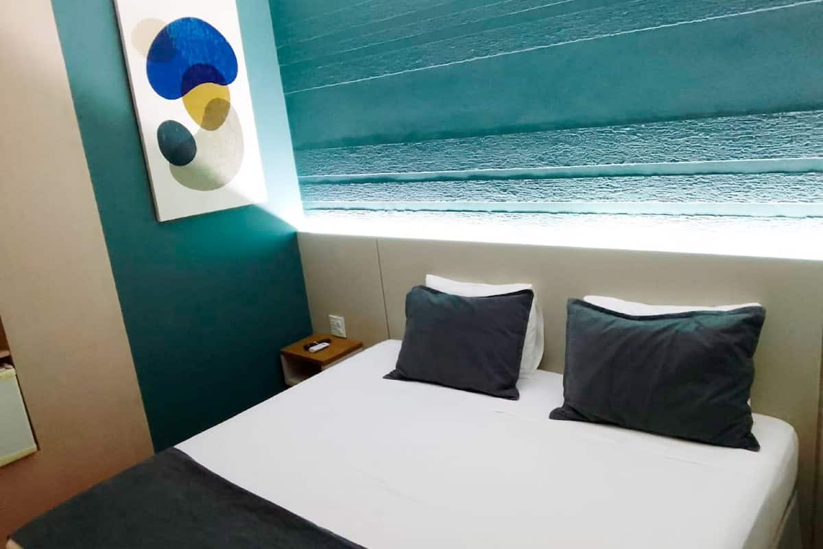 standard double room | 1 bedroom, in-room safe, desk, blackout curtains